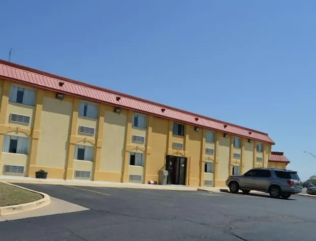 Super 8 by Wyndham Clinton hotel detail image 1