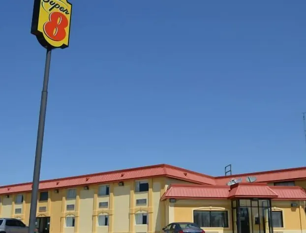 Super 8 by Wyndham Clinton hotel detail image 2