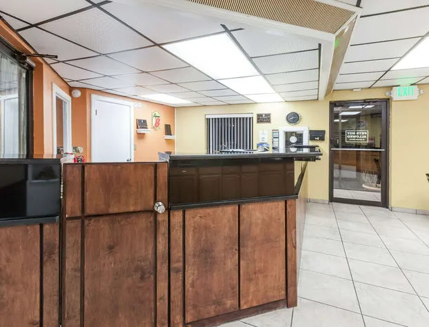 Super 8 by Wyndham Clinton hotel detail image 4