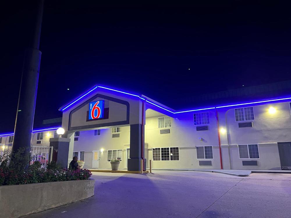 Motel 6 Tulsa, OK - Airport hotel hero