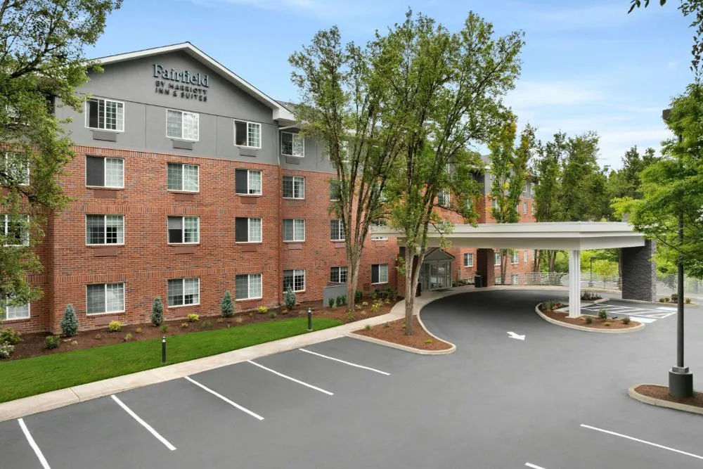 Fairfield Inn & Suites by Marriott Lake Oswego hotel hero