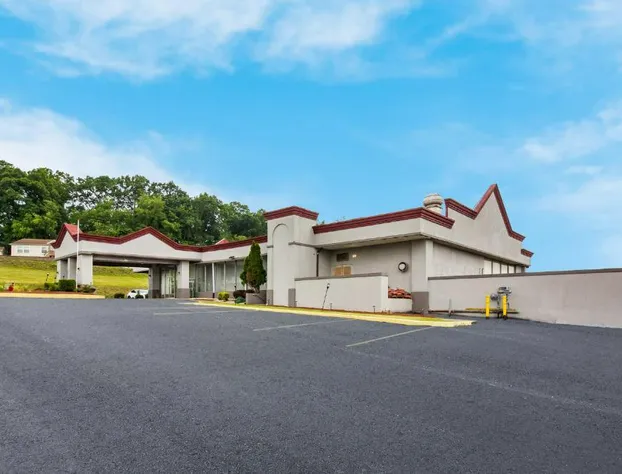 Red Roof Inn New Stanton hotel detail image 1