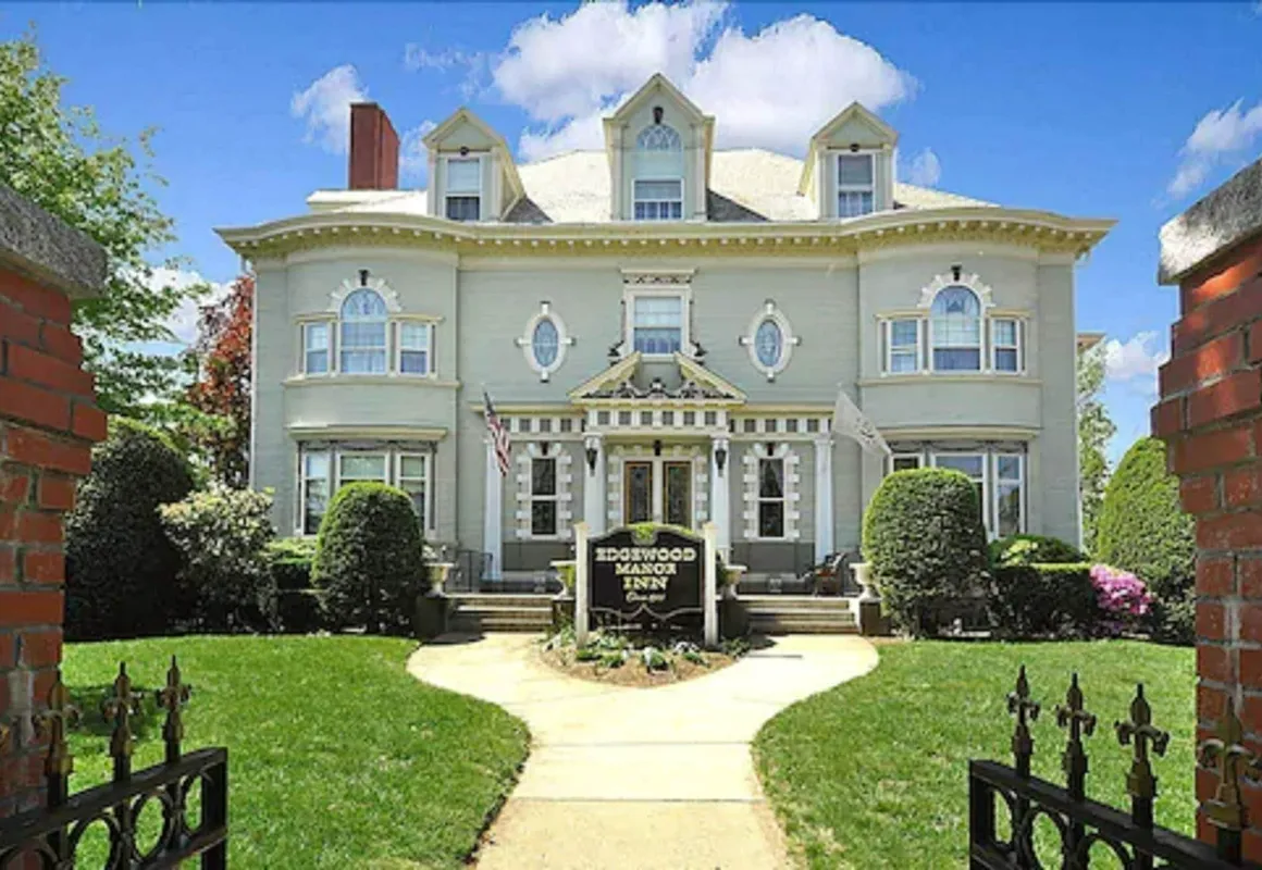 Edgewood Manor hotel hero