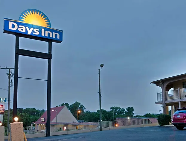 Days Inn by Wyndham Downtown-Nashville West Trinity Lane hotel detail image 1