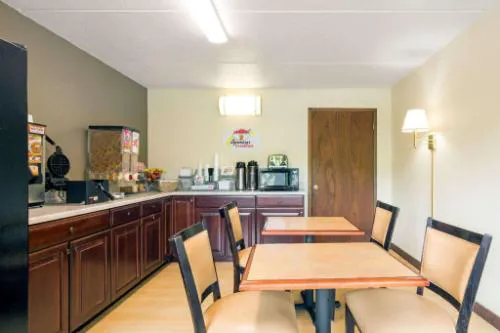 Super 8 by Wyndham Kingsport /I-81 hotel detail image 1