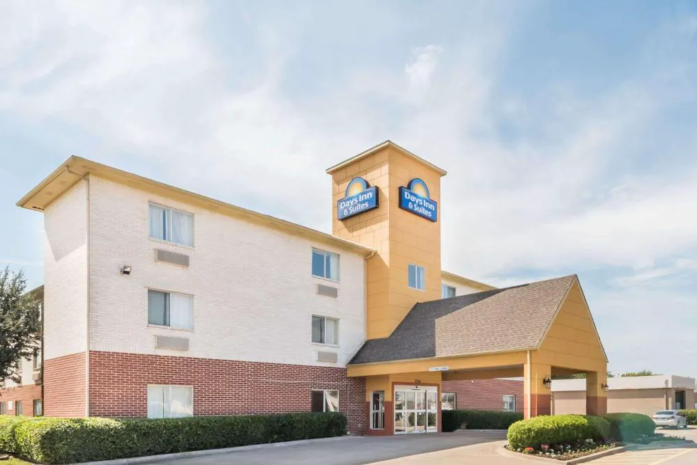 Days Inn & Suites by Wyndham Dallas hotel hero