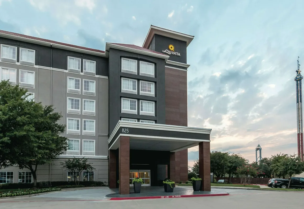 La Quinta Inn & Suites by Wyndham Arlington North 6 Flags Dr hotel hero