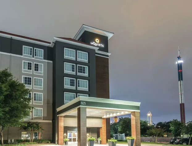 La Quinta Inn & Suites by Wyndham Arlington North 6 Flags Dr hotel detail image 1