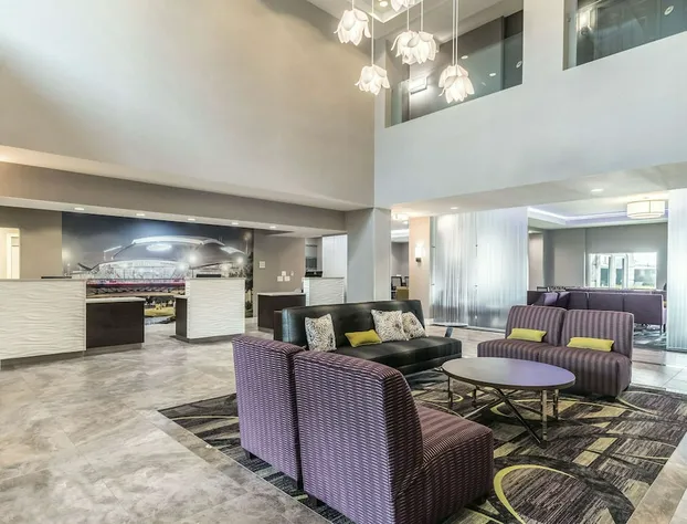 La Quinta Inn & Suites by Wyndham Arlington North 6 Flags Dr hotel detail image 2