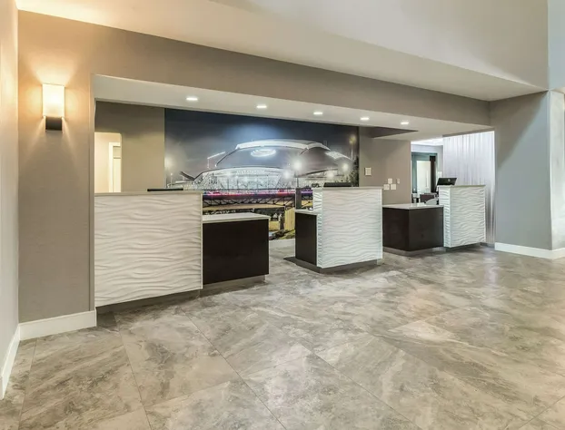 La Quinta Inn & Suites by Wyndham Arlington North 6 Flags Dr hotel detail image 3