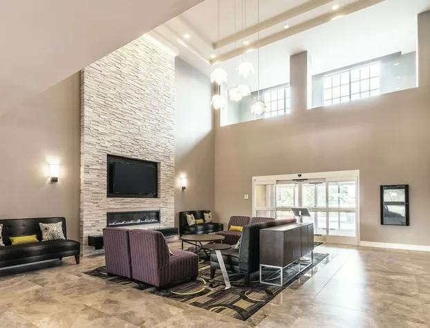 La Quinta Inn & Suites by Wyndham Arlington North 6 Flags Dr hotel detail image 4