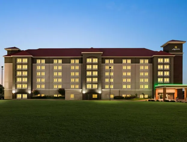 La Quinta Inn & Suites by Wyndham Arlington North 6 Flags Dr hotel detail image 1