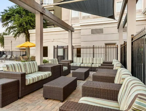 La Quinta Inn & Suites by Wyndham Arlington North 6 Flags Dr hotel detail image 2