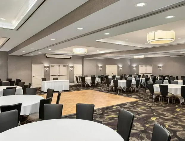 La Quinta Inn & Suites by Wyndham Arlington North 6 Flags Dr hotel detail image 4