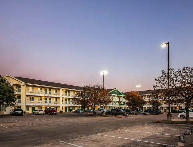 HomeTowne Studios by Red Roof Austin hotel detail image 3