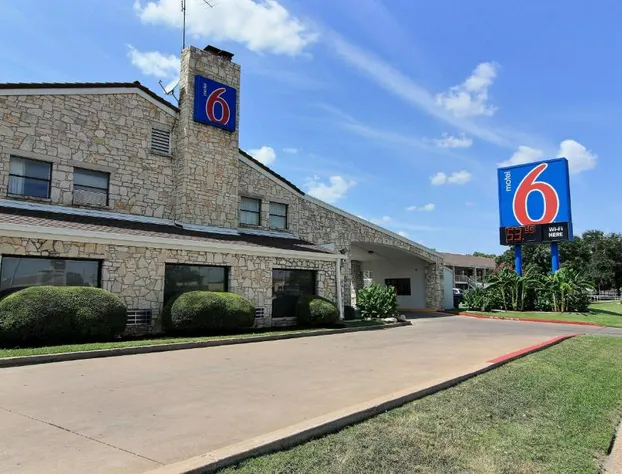 Motel 6 Austin, TX - Central Downtown UT hotel detail image 2