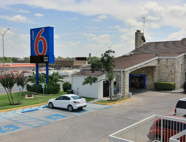 Motel 6 Austin, TX - Central Downtown UT hotel detail image 1