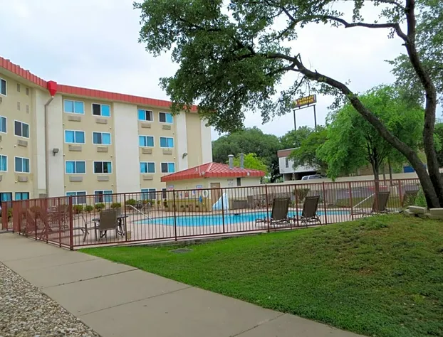 Super 8 by Wyndham Austin North/University Area hotel detail image 3