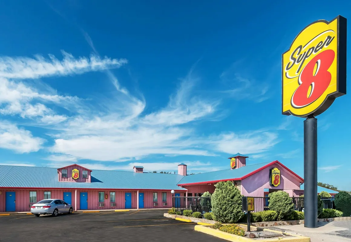 Super 8 by Wyndham Eastland hotel hero
