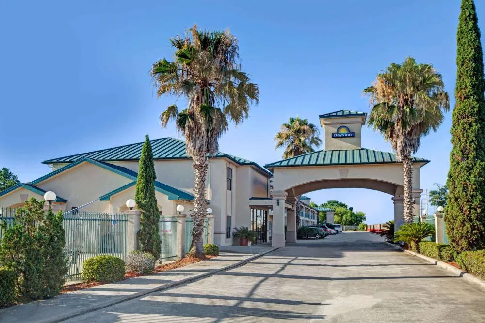 Days Inn & Suites by Wyndham Houston North/Spring hotel hero