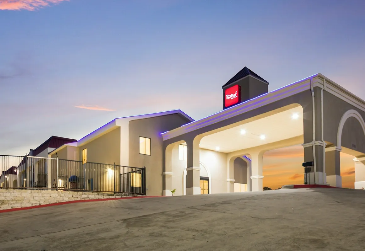 Red Roof Inn & Suites Austin East - Manor hotel hero