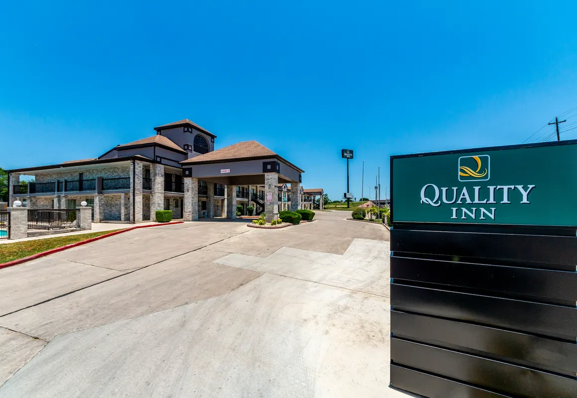 Quality Inn I-10 East near Frost Bank Center hotel hero