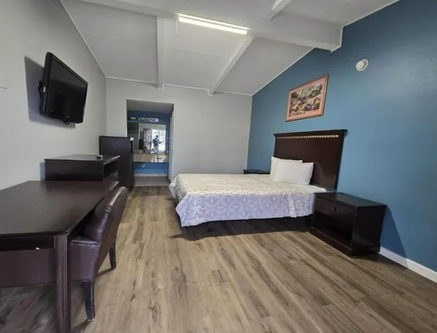 Luxury Inn & Suites and RV Park hotel detail image 4