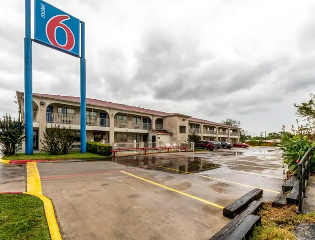 Motel 6 San Antonio, Tx - Frost Bank Center hotel detail image 3