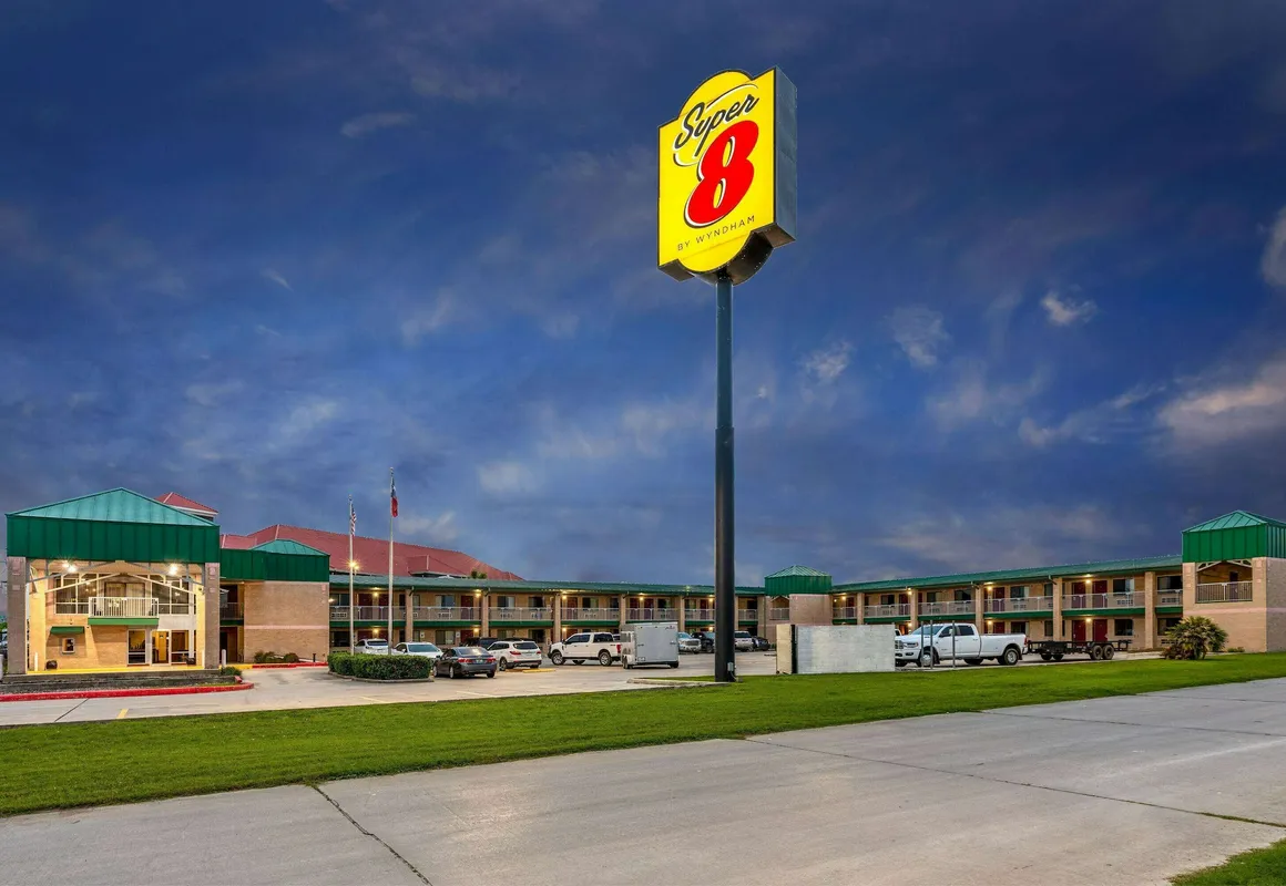Super 8 by Wyndham Seguin hotel hero
