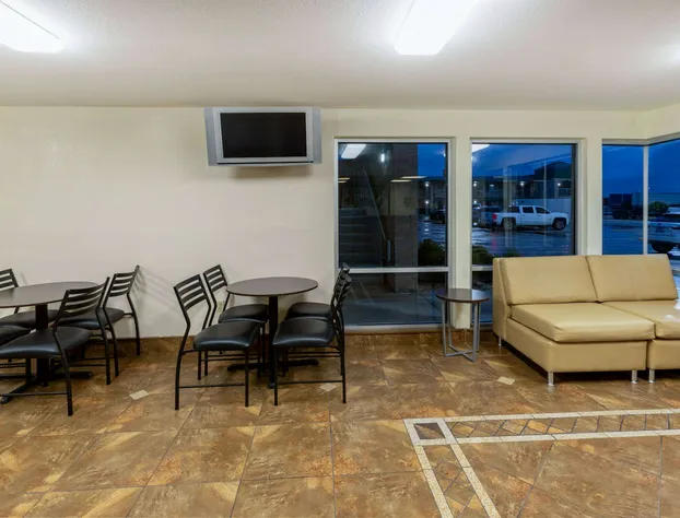 Super 8 by Wyndham Seguin hotel detail image 4