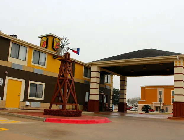 Super 8 by Wyndham Victoria/North/Mall Area hotel detail image 4