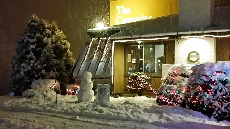 Cascades Lodge hotel hero