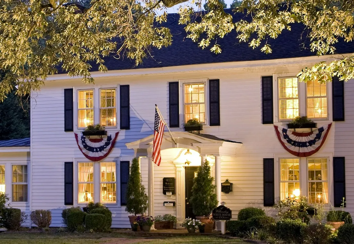 A Williamsburg White House hotel hero