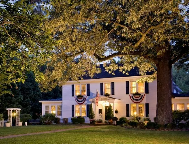 A Williamsburg White House hotel detail image 1