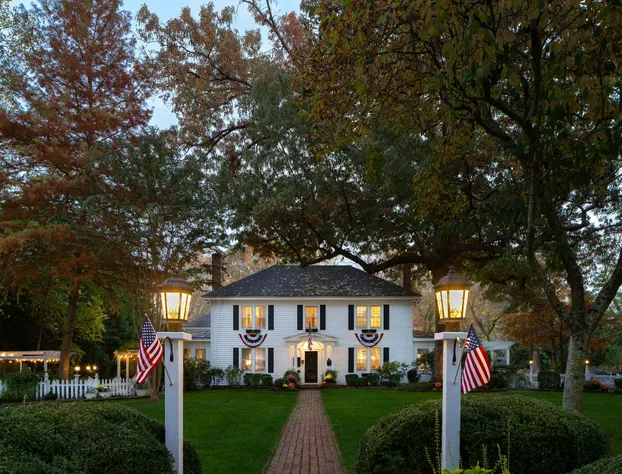 A Williamsburg White House hotel detail image 2