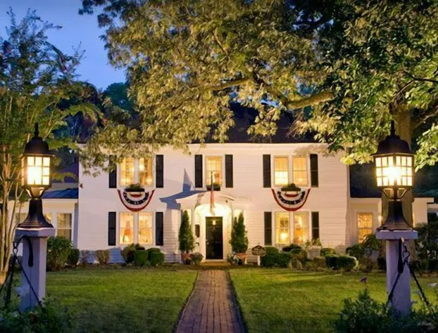 A Williamsburg White House hotel detail image 3