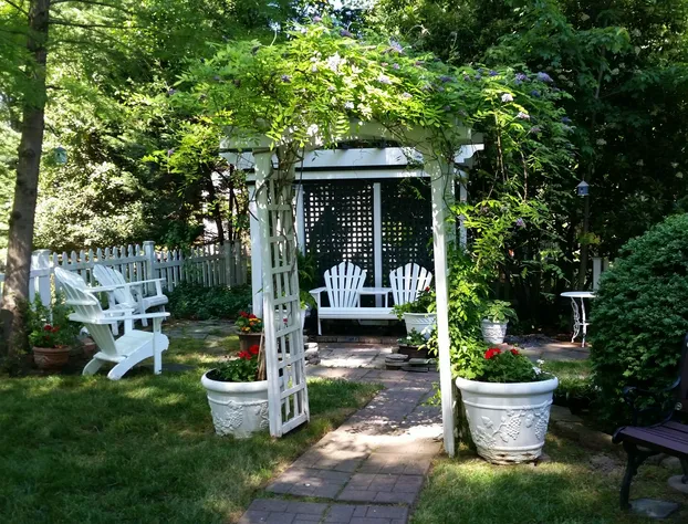 A Williamsburg White House hotel detail image 4