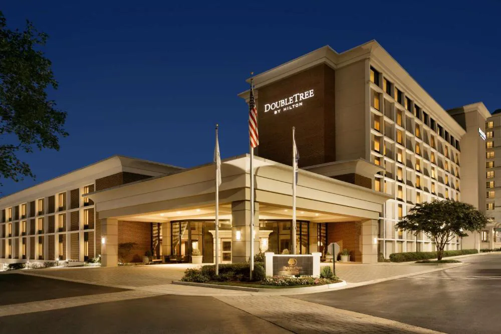 Doubletree by Hilton McLean Tysons hotel hero