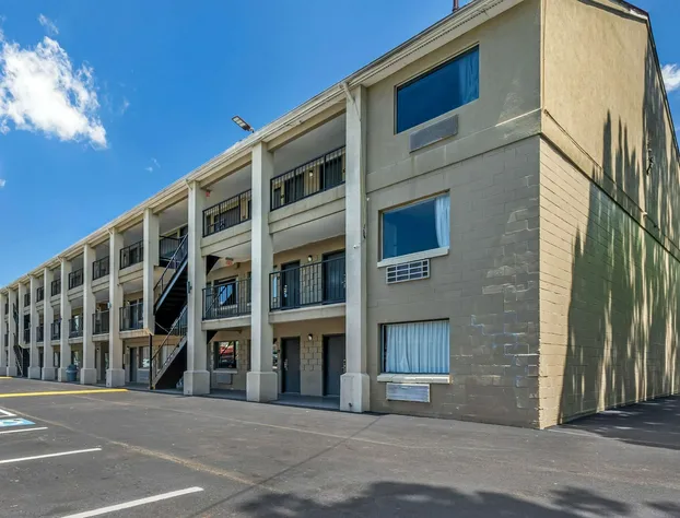 Econo Lodge Inn & Suites Virginia Beach - Norfolk hotel detail image 1