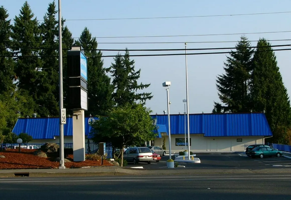 Oyster Bay Inn & Suites hotel hero