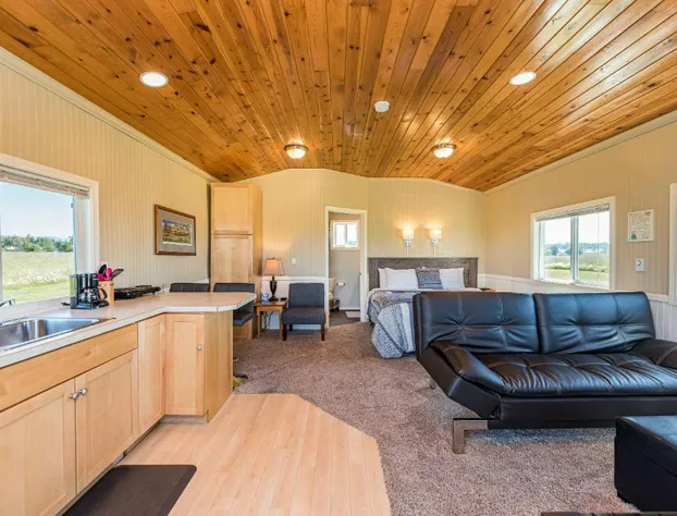 Juan de Fuca Waterfront Hotel & Cottages hotel detail image 3