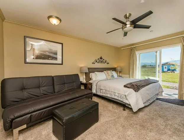 Juan de Fuca Waterfront Hotel & Cottages hotel detail image 4