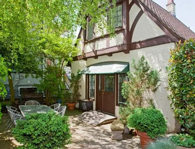 Cecil Bacon Manor hotel detail image 2