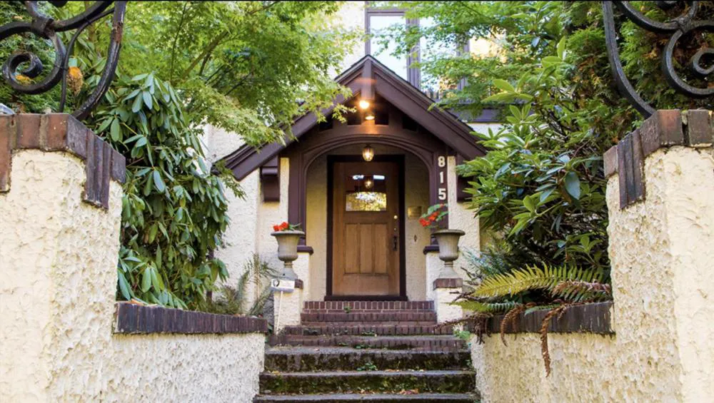 Cecil Bacon Manor hotel hero