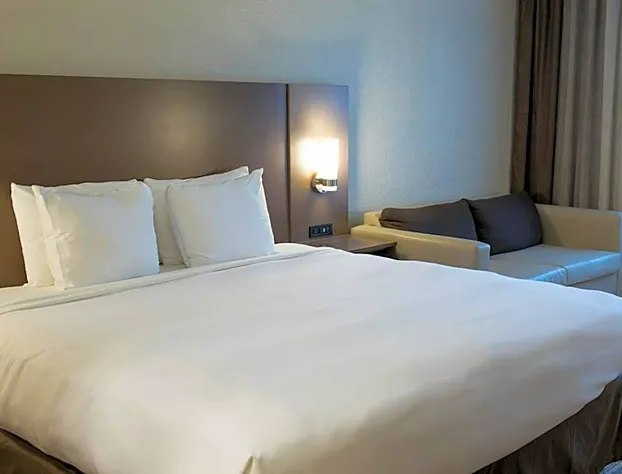 Country Inn & Suites by Radisson, Platteville, WI hotel detail image 4