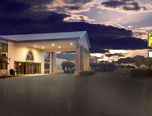 Super 8 by Wyndham Oxford hotel detail image 1