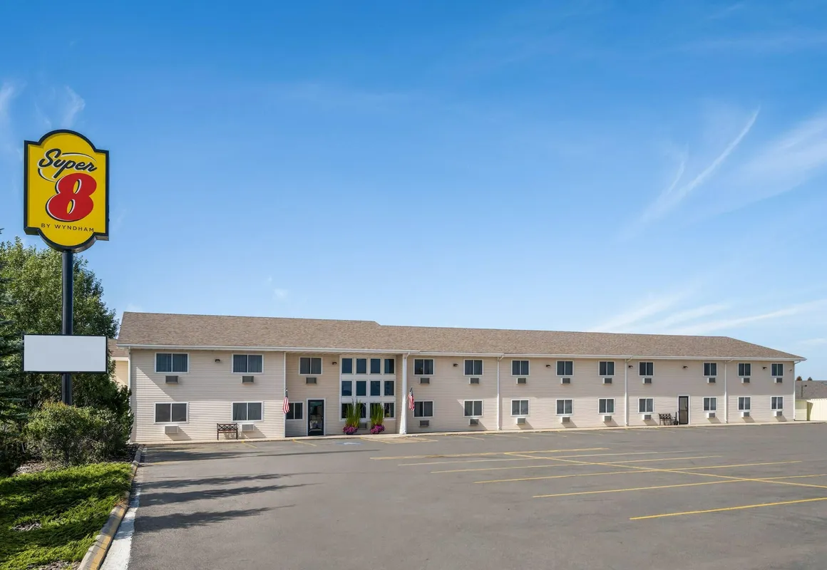 Super 8 by Wyndham Lewistown hotel hero
