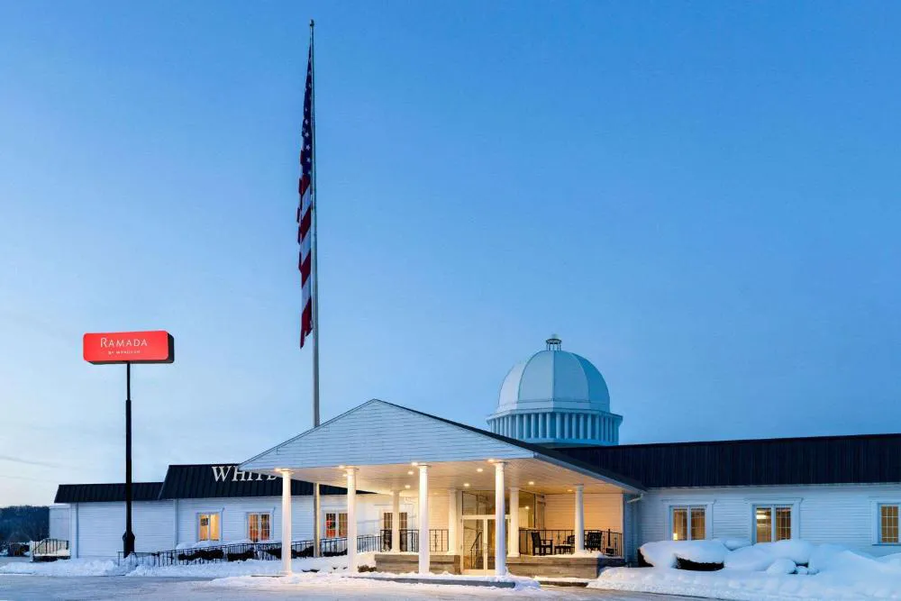 Ramada by Wyndham Richland Center hotel hero