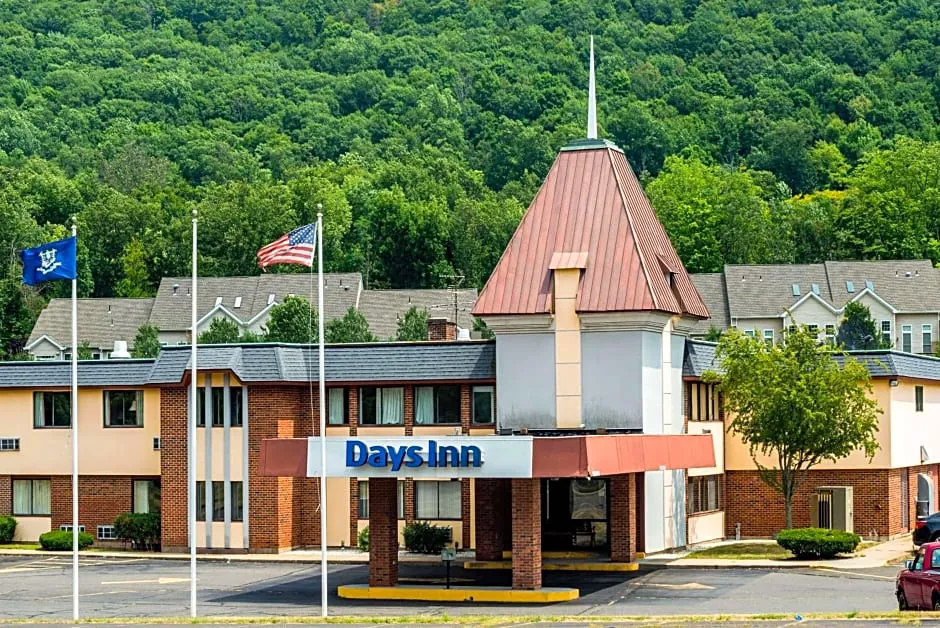 Days Inn by Wyndham Berlin Meriden hotel hero