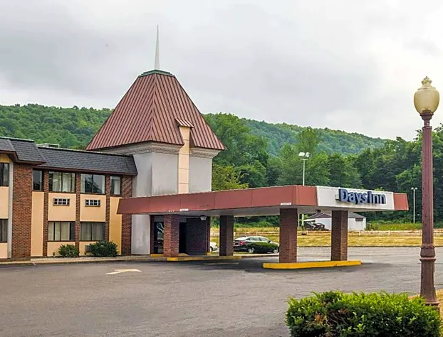 Days Inn by Wyndham Berlin Meriden hotel detail image 1